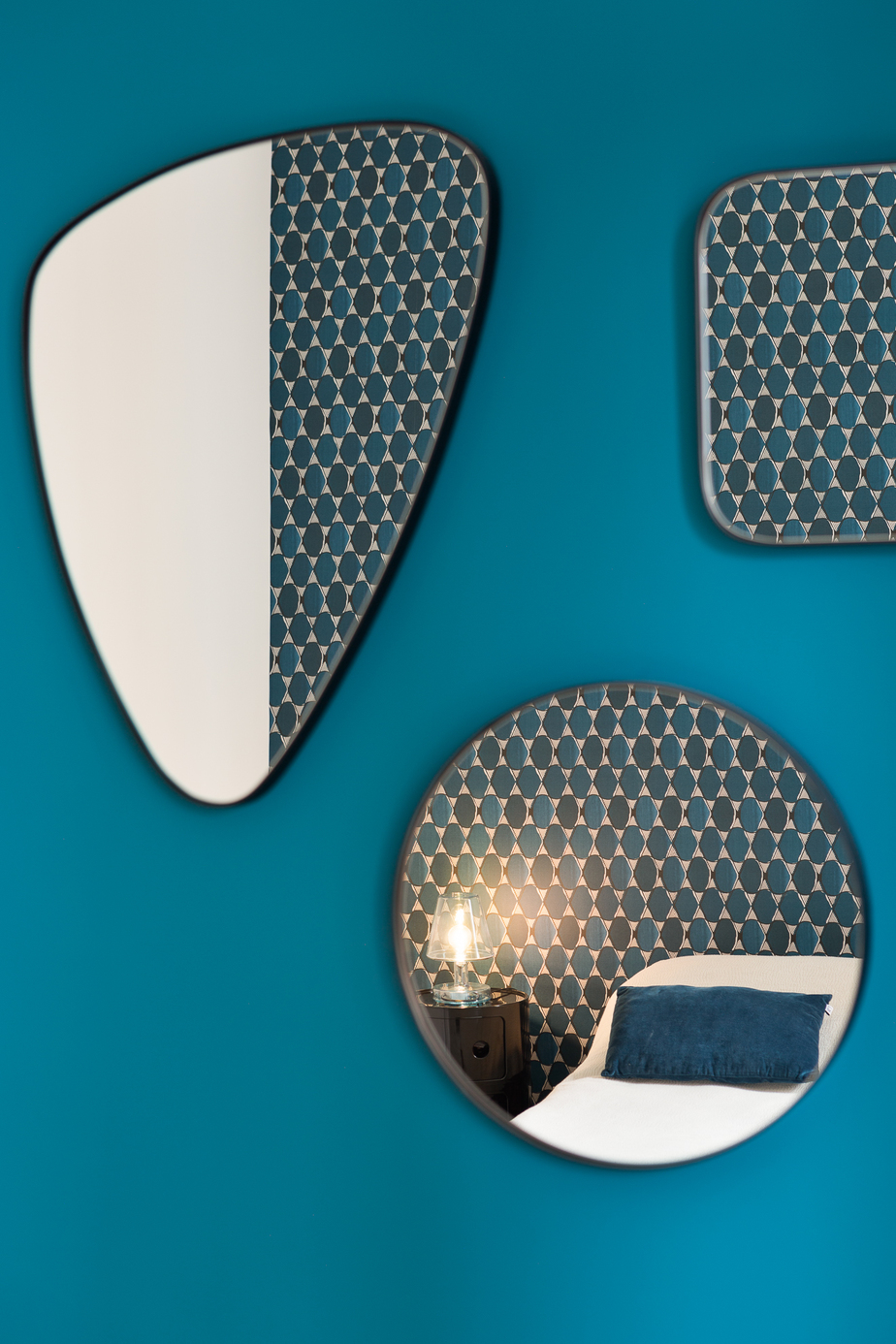 Photographie appartement Rennes : chambre parentale en bleu Sarah Lavoine, avec jeu de mirori reflètant le lit et le papier-peint Sarah Lavoine en nuance de bleu placé en tête de lit