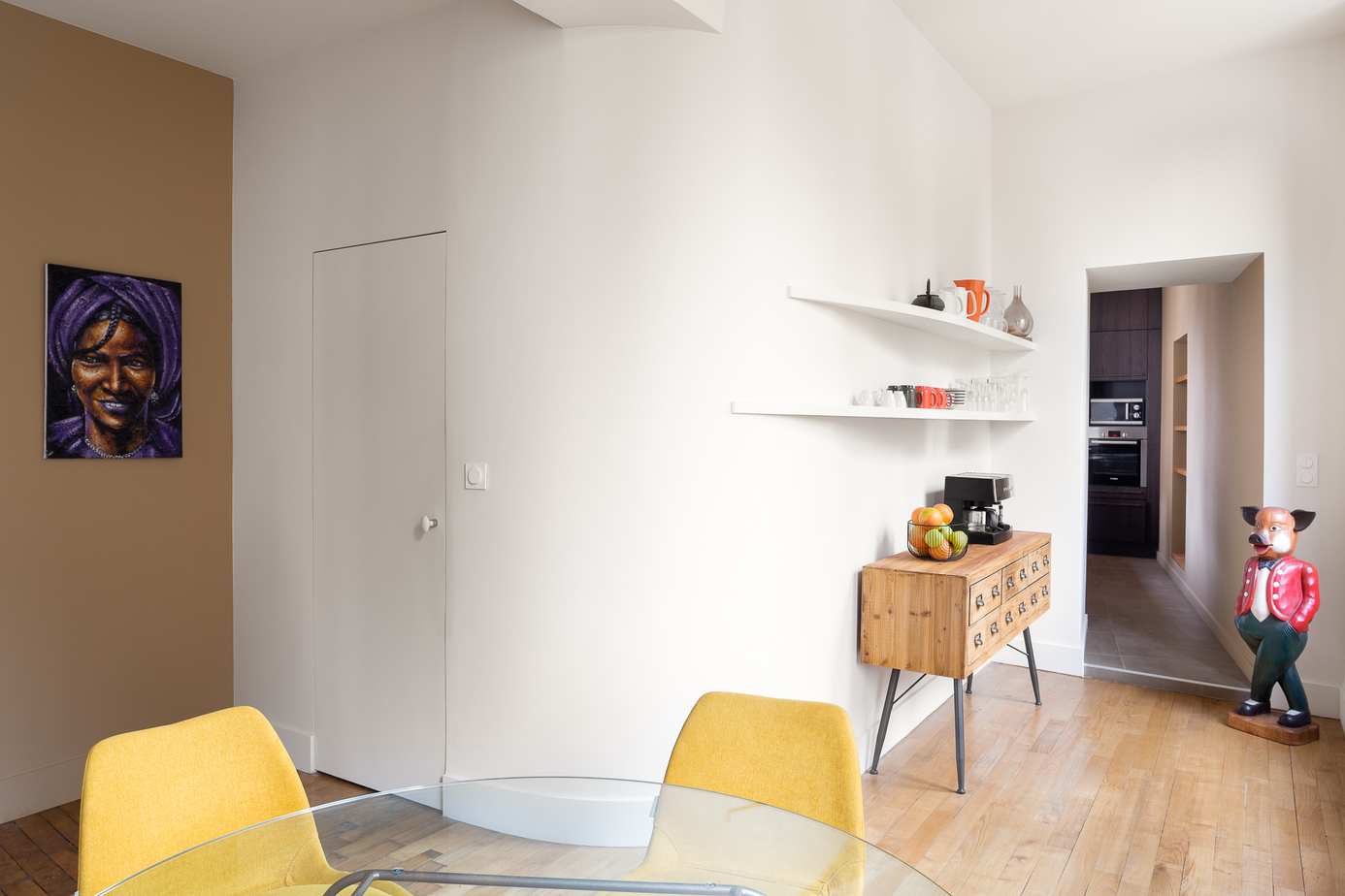 Photographie appartement Rennes : chambre parentale en bleu Sarah Lavoine, avec jeu de mirori reflètant le lit et le papier-peint Sarah Lavoine en nuance de bleu placé en tête de lit