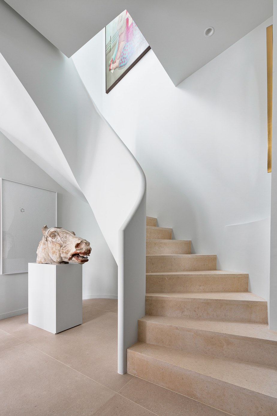 Photographie appartement Rennes : espace cuisine & salle à manger avec cuisine en agencement laquée Kaki, plan de travail en pierre Cheyenne avec plaque de cuisson Bora, parquet refait à neuf, table à manger ronde blanche et chaises jaunes, suspension Vibia Duo blanche et bois au-dessus, enfilade ancienne chiné / l'ensemble est ouvert sur le salon