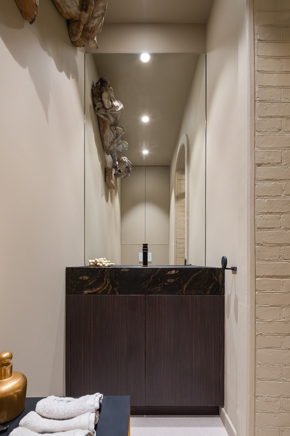 Photographie appartement Rennes : espace cuisine & salle à manger avec cuisine en agencement laquée Kaki, plan de travail en pierre Cheyenne avec plaque de cuisson Bora, parquet refait à neuf, table à manger ronde blanche et chaises jaunes, suspension Vibia Duo blanche et bois au-dessus, enfilade ancienne chiné / l'ensemble est ouvert sur le salon